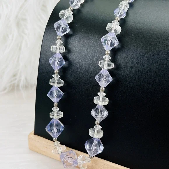 Vintage light weight purple clear beaded necklace - Picture 4 of 8